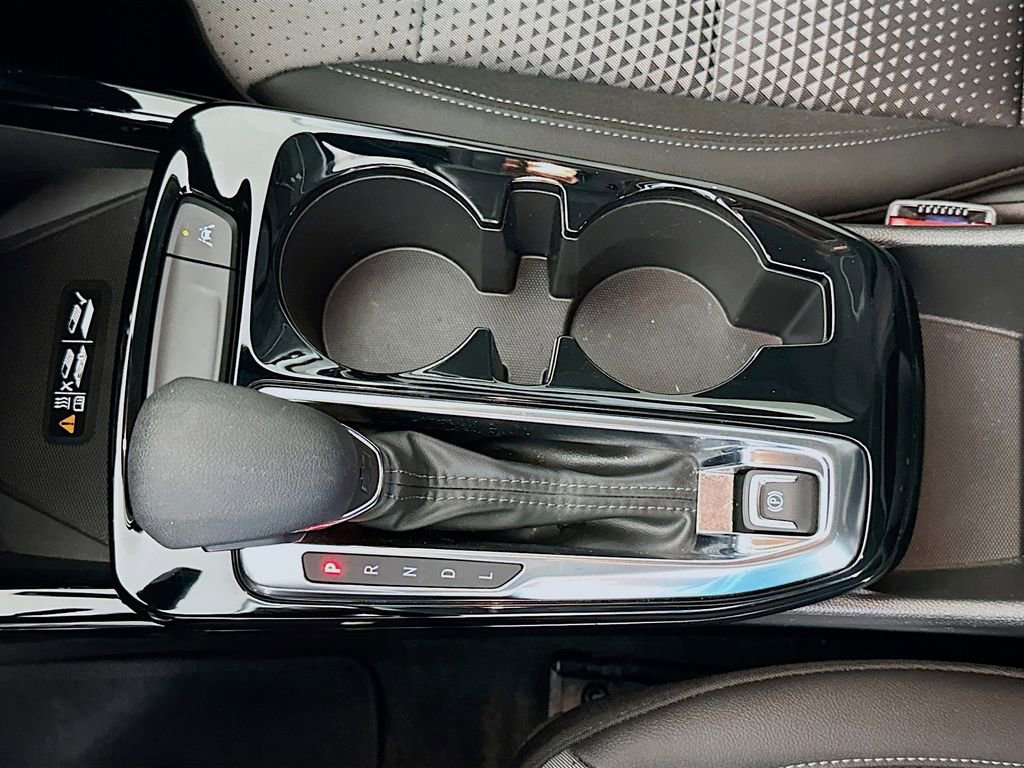 Used 2024 Chevrolet Trax LT w/ Sunroof Package image 16