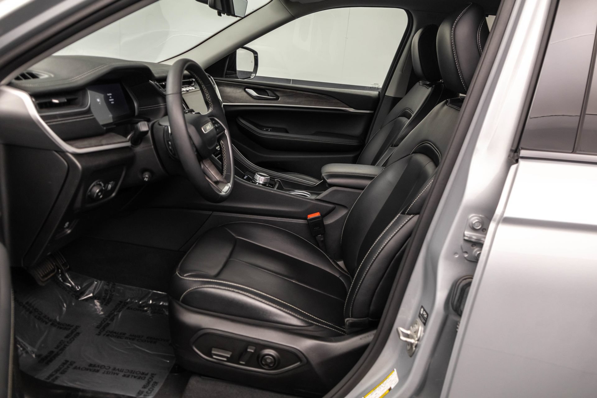 Used 2023 Jeep Grand Cherokee Limited w/ Luxury Tech Group II AWD/4WD image 5