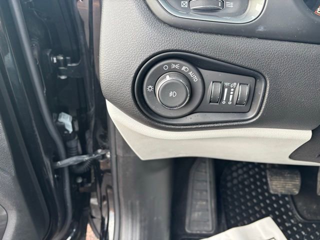 Used 2022 Jeep Renegade Limited image 9