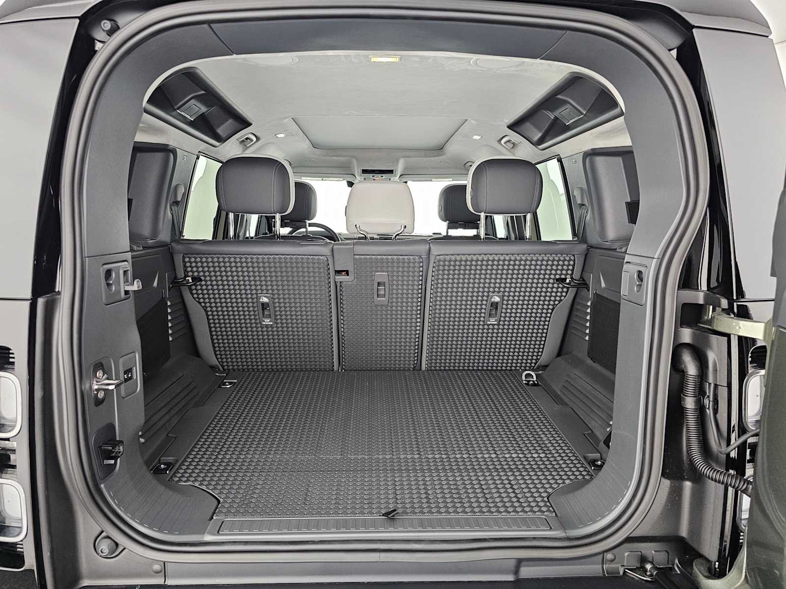 New 2025 Land Rover Defender 110 X AWD/4WD image 14