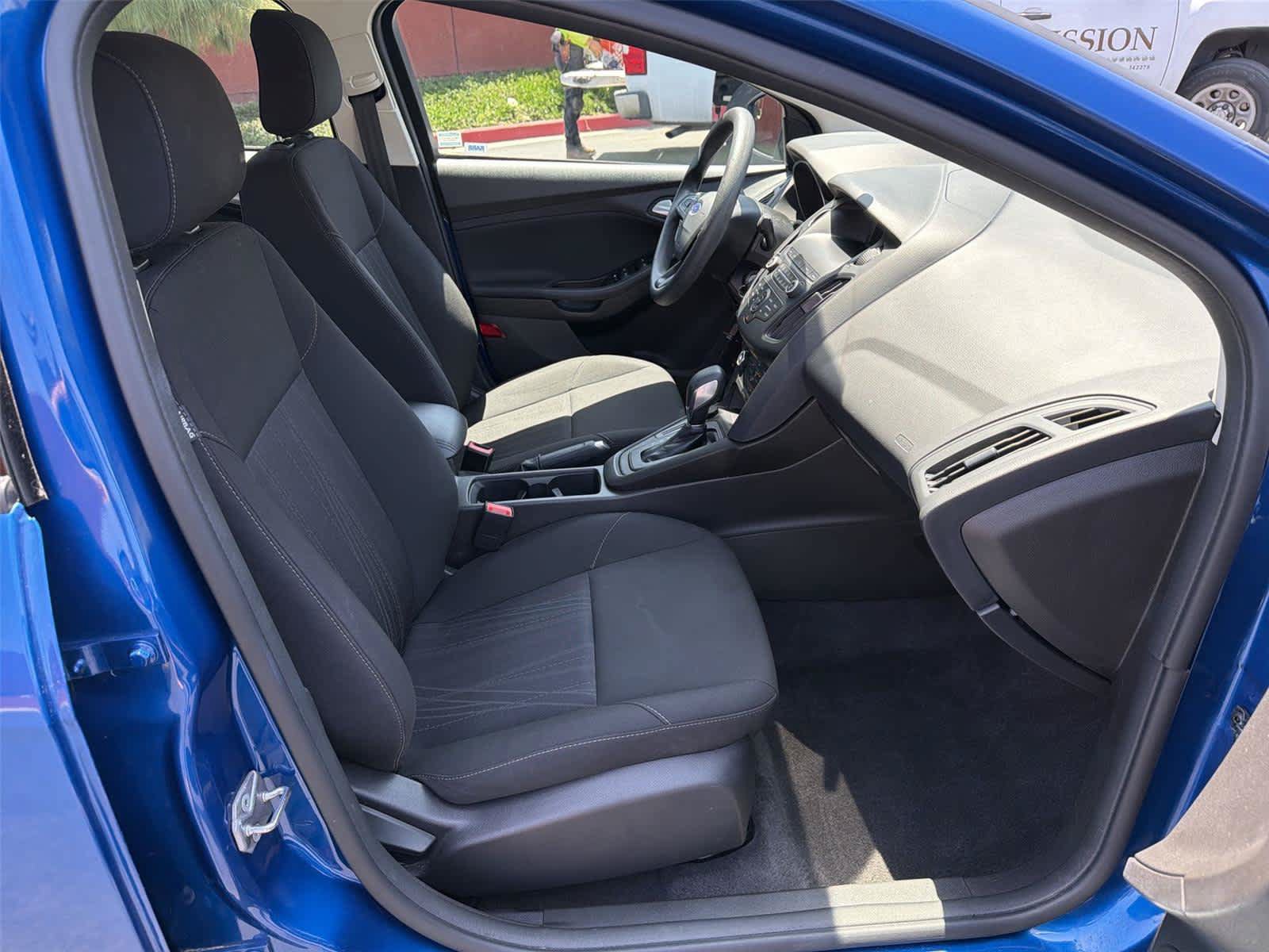Used 2018 Ford Focus SE w/ SE Appearance Package FWD image 15