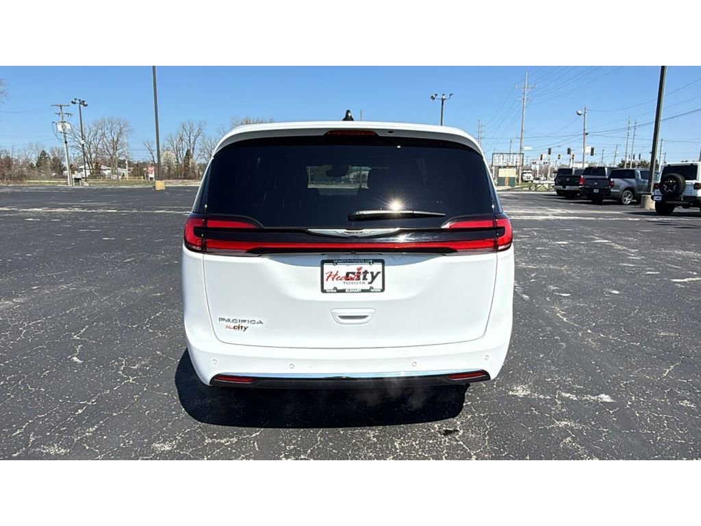 Used 2025 Chrysler Pacifica Select image 6