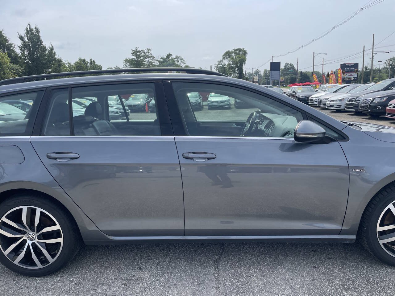 Used 2016 Volkswagen Golf Limited Edition FWD image 4