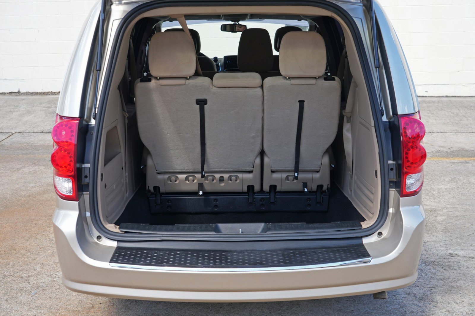 Used 2015 Dodge Grand Caravan American Value Package w/ UConnect Hands-Free Group FWD image 9