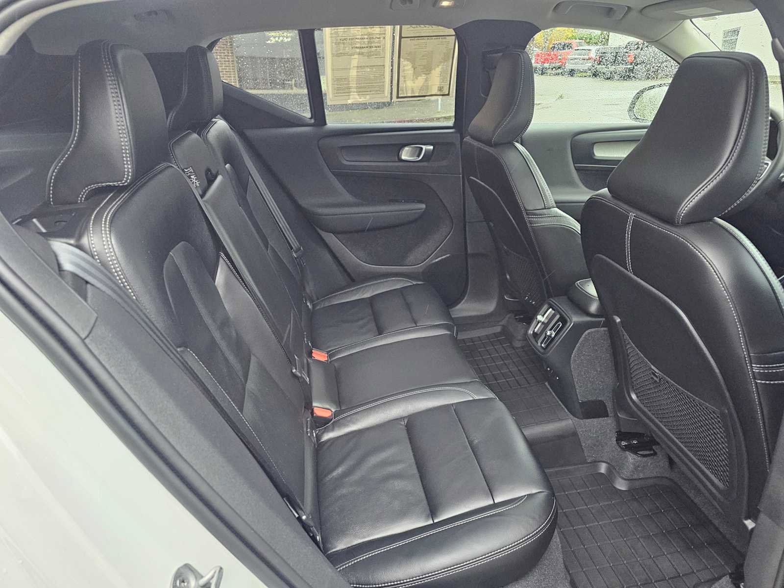 Certified 2024 Volvo XC40 B5 Ultimate w/ Protection Package Premier image 14