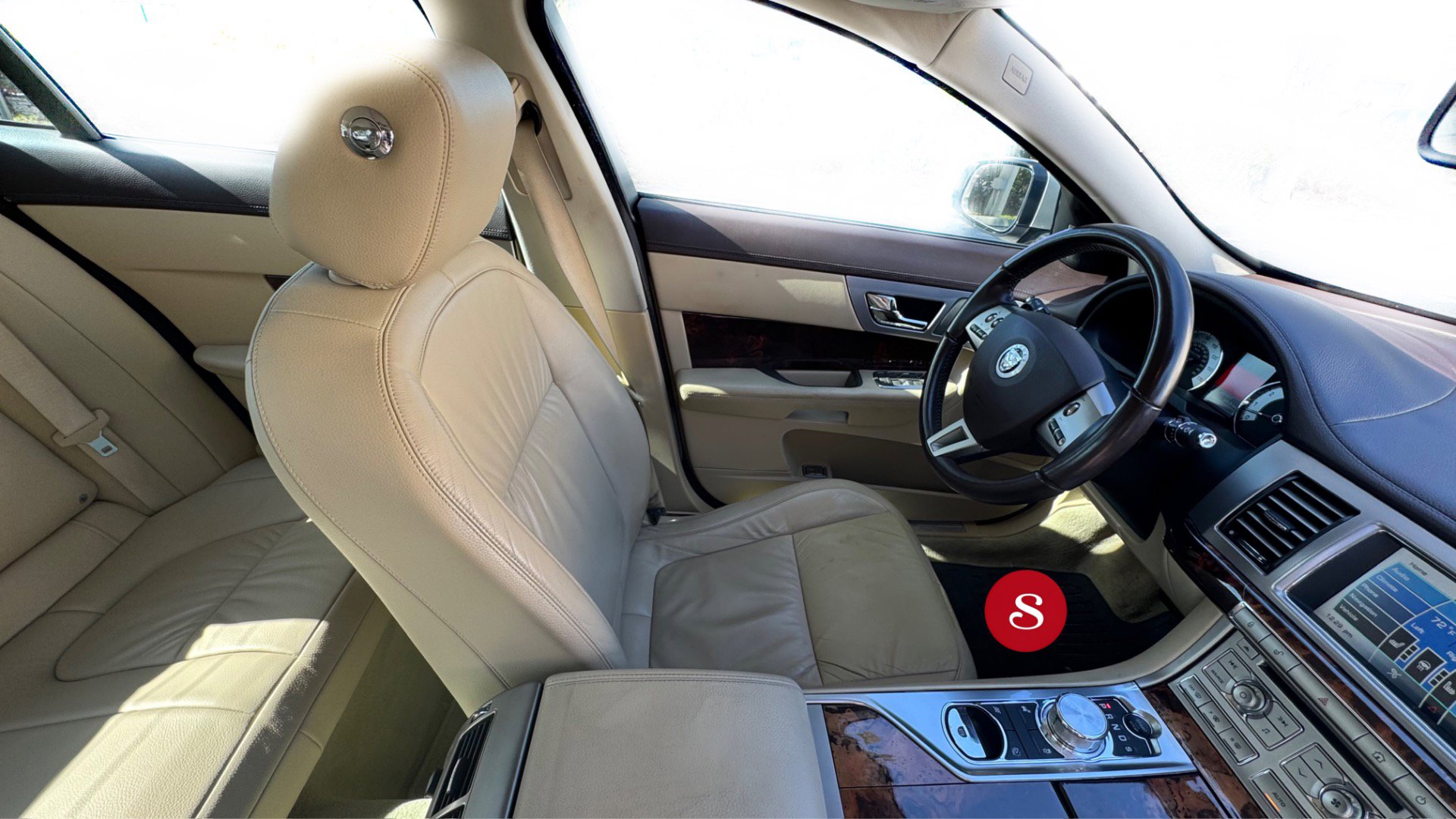 Used 2011 Jaguar XF image 11