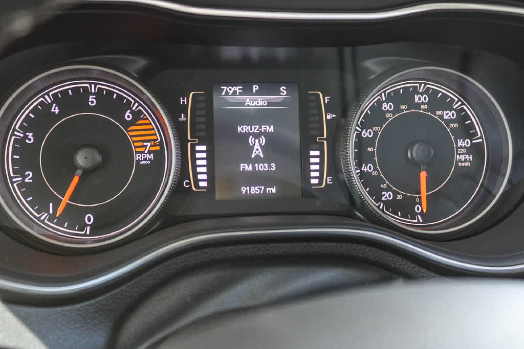 Used 2019 Jeep Cherokee Latitude Plus w/ Comfort/Convenience Group AWD/4WD image 23
