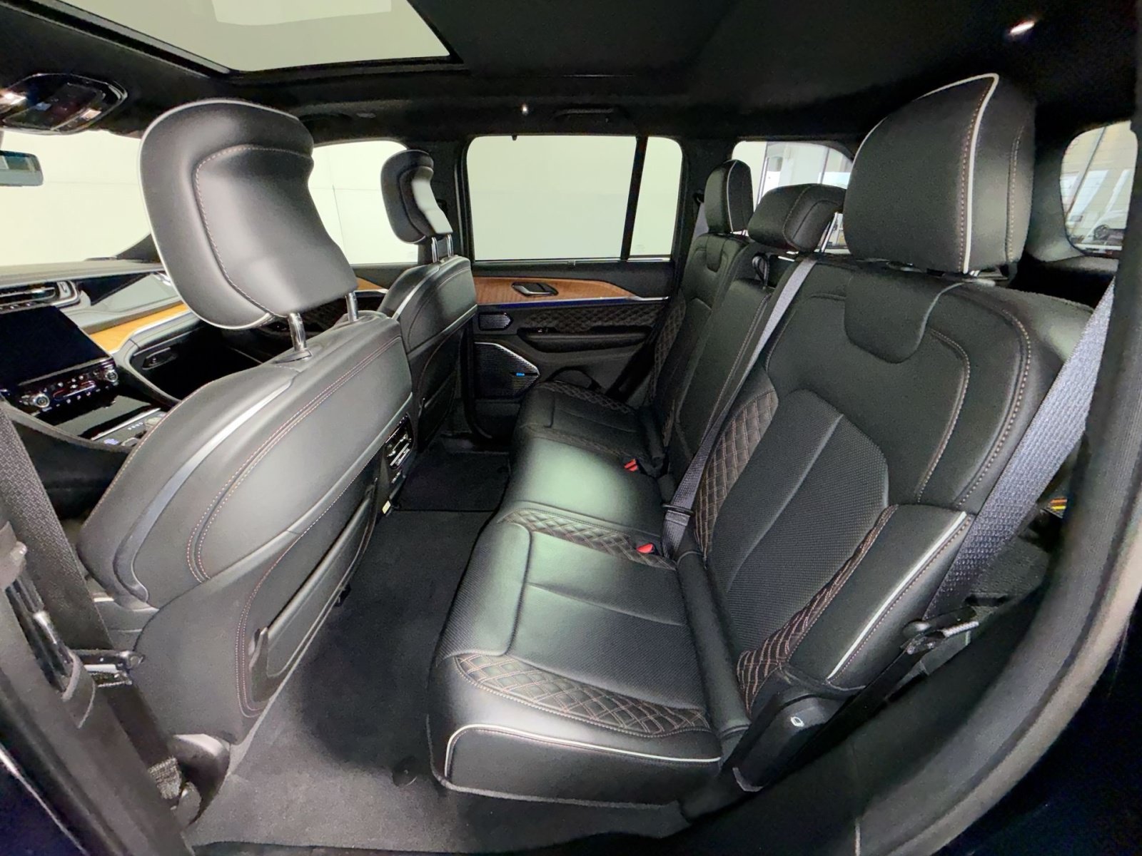 Used 2024 Jeep Grand Cherokee Summit AWD/4WD image 25