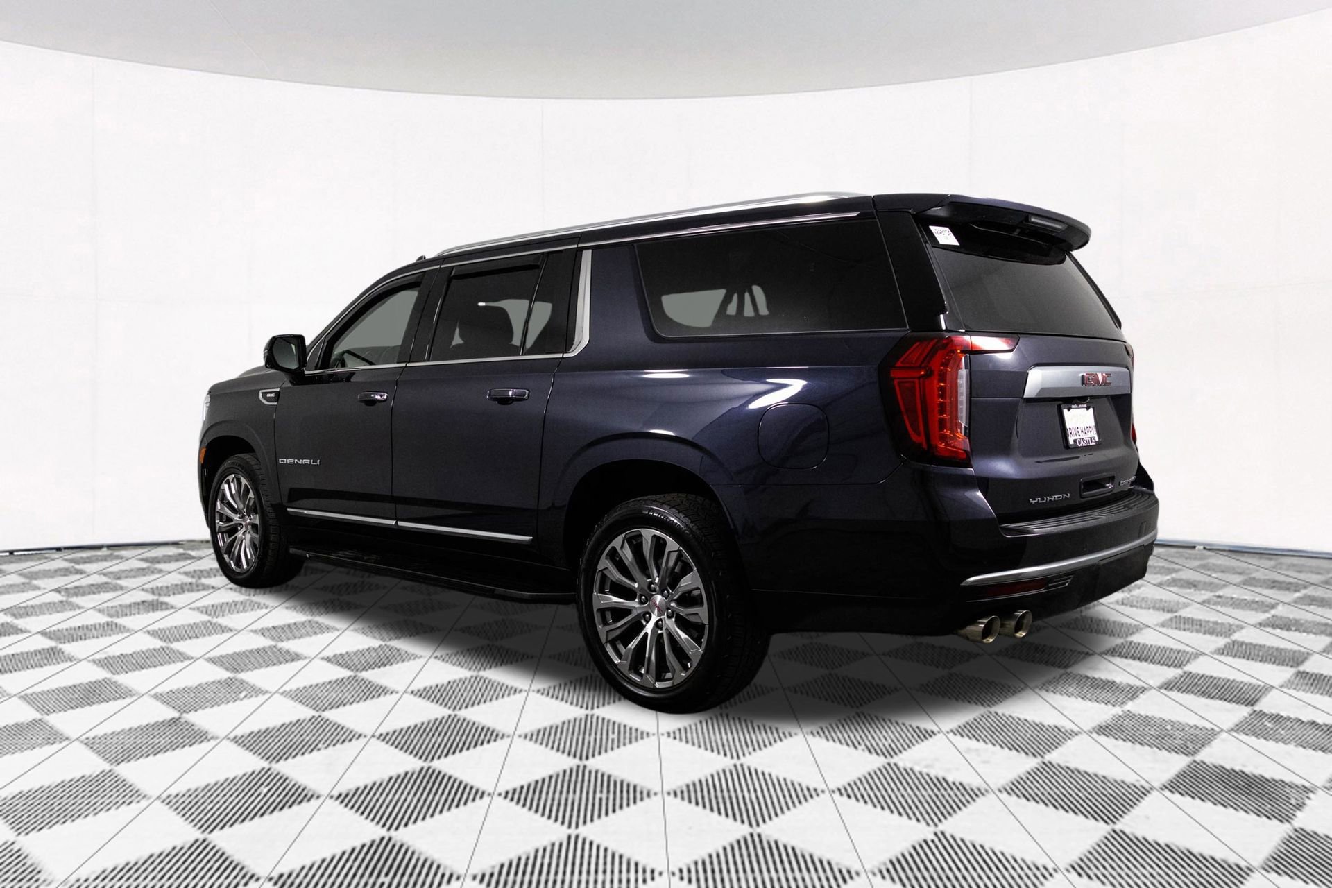 Used 2023 GMC Yukon XL Denali image 11