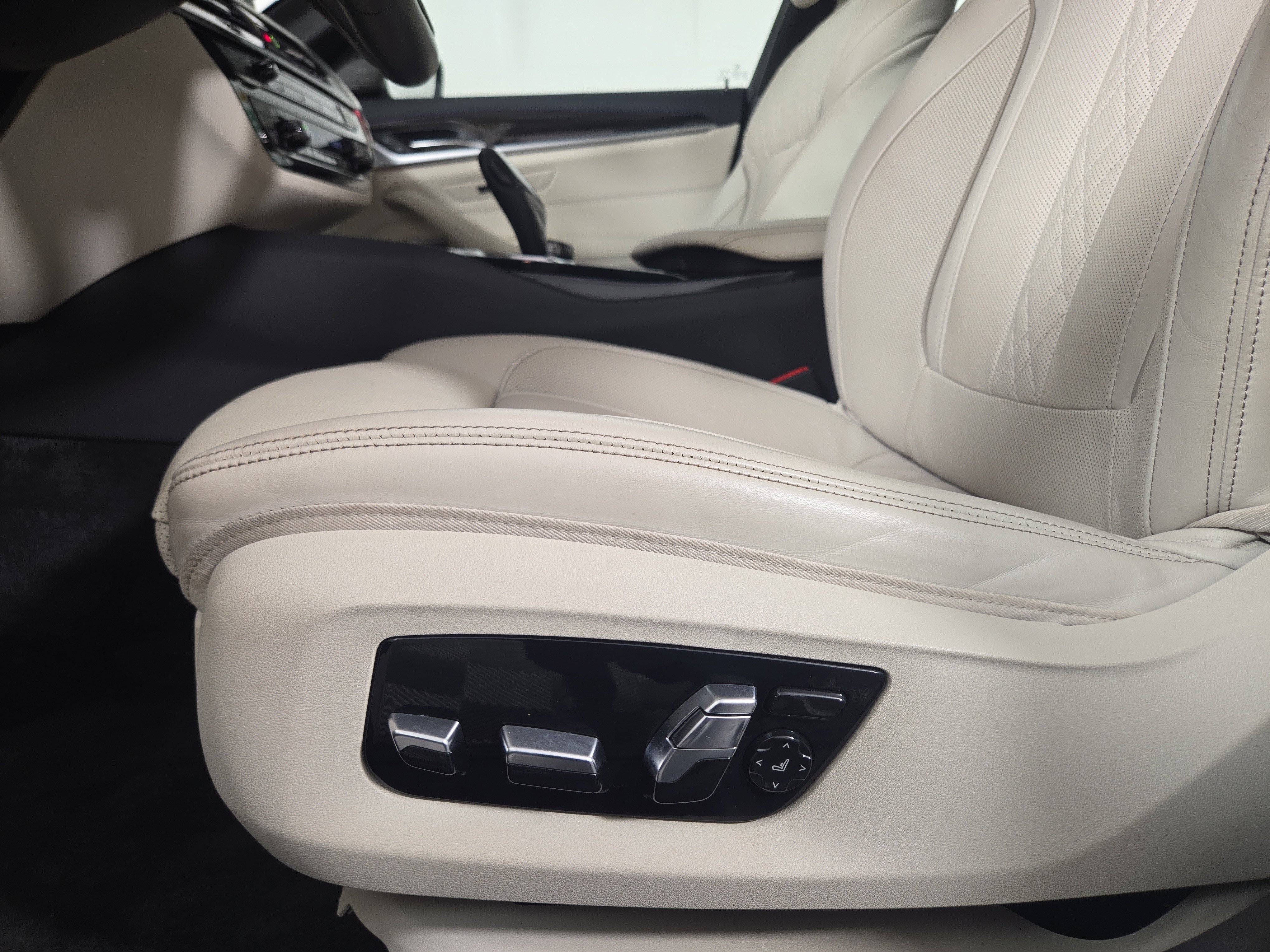 Used 2022 BMW 530i xDrive w/ Executive Package image 31