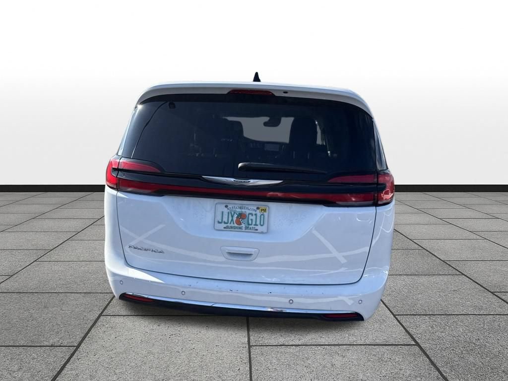 Used 2023 Chrysler Pacifica Touring-L FWD image 6