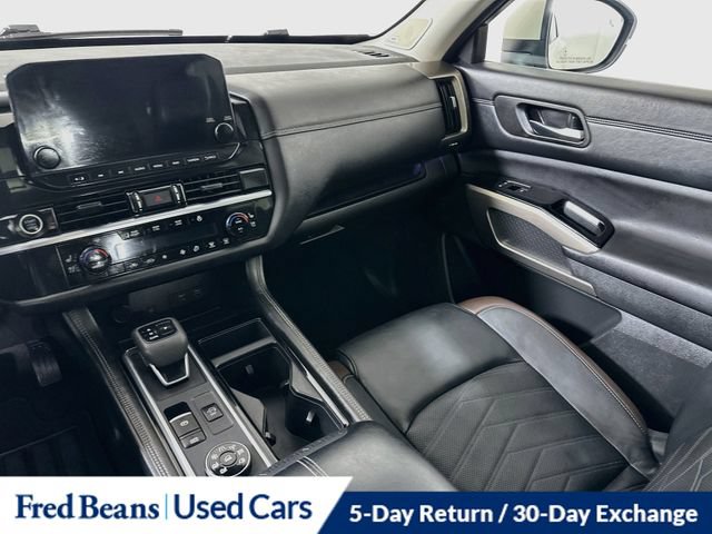 Certified 2024 Nissan Pathfinder Platinum w/ Black Appearance Package AWD/4WD image 31