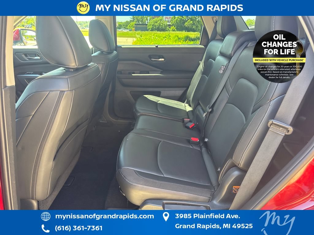 Used 2025 Nissan Pathfinder SL AWD/4WD image 29
