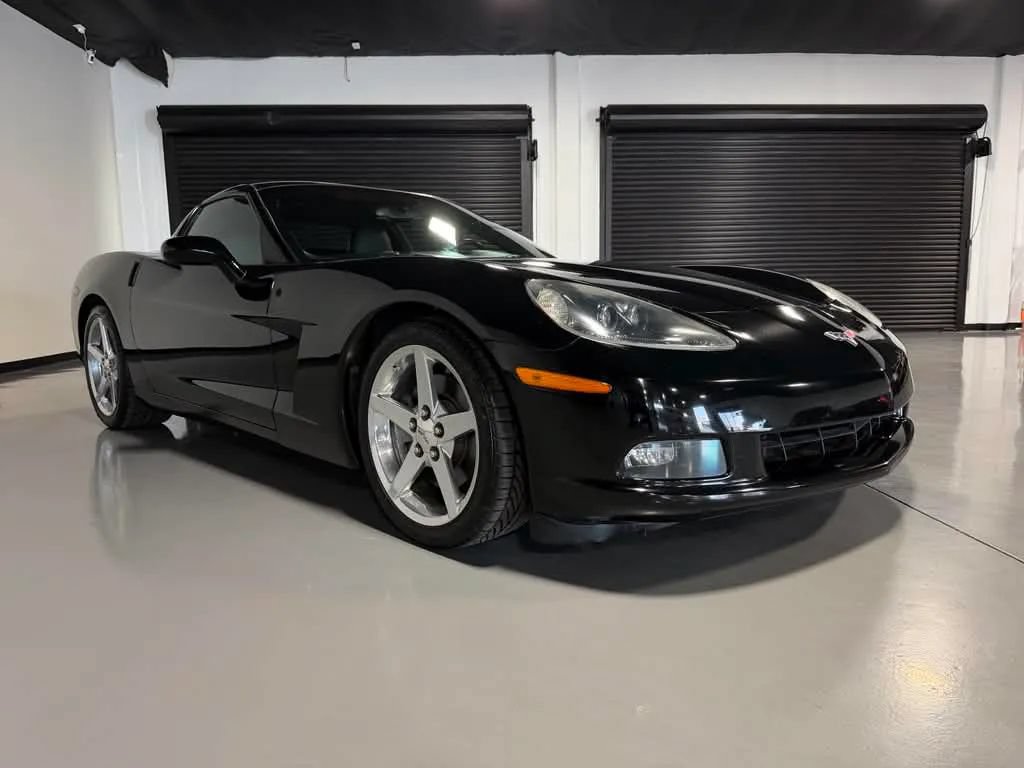 Used 2005 Chevrolet Corvette Coupe w/ Preferred Equipment Group RWD image 3