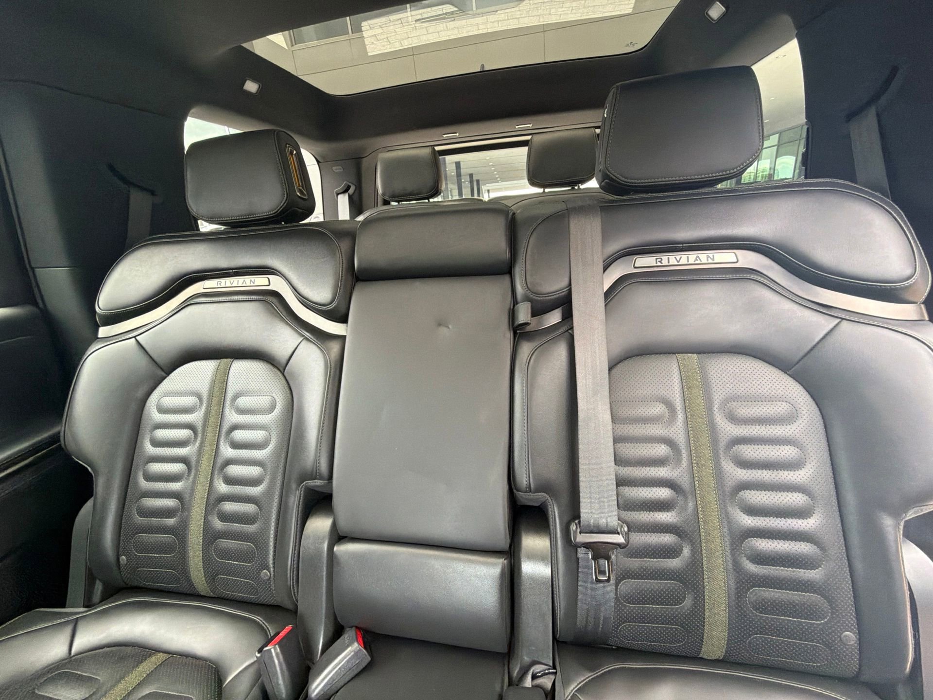 Used 2025 Rivian R1S Adventure AWD/4WD image 31
