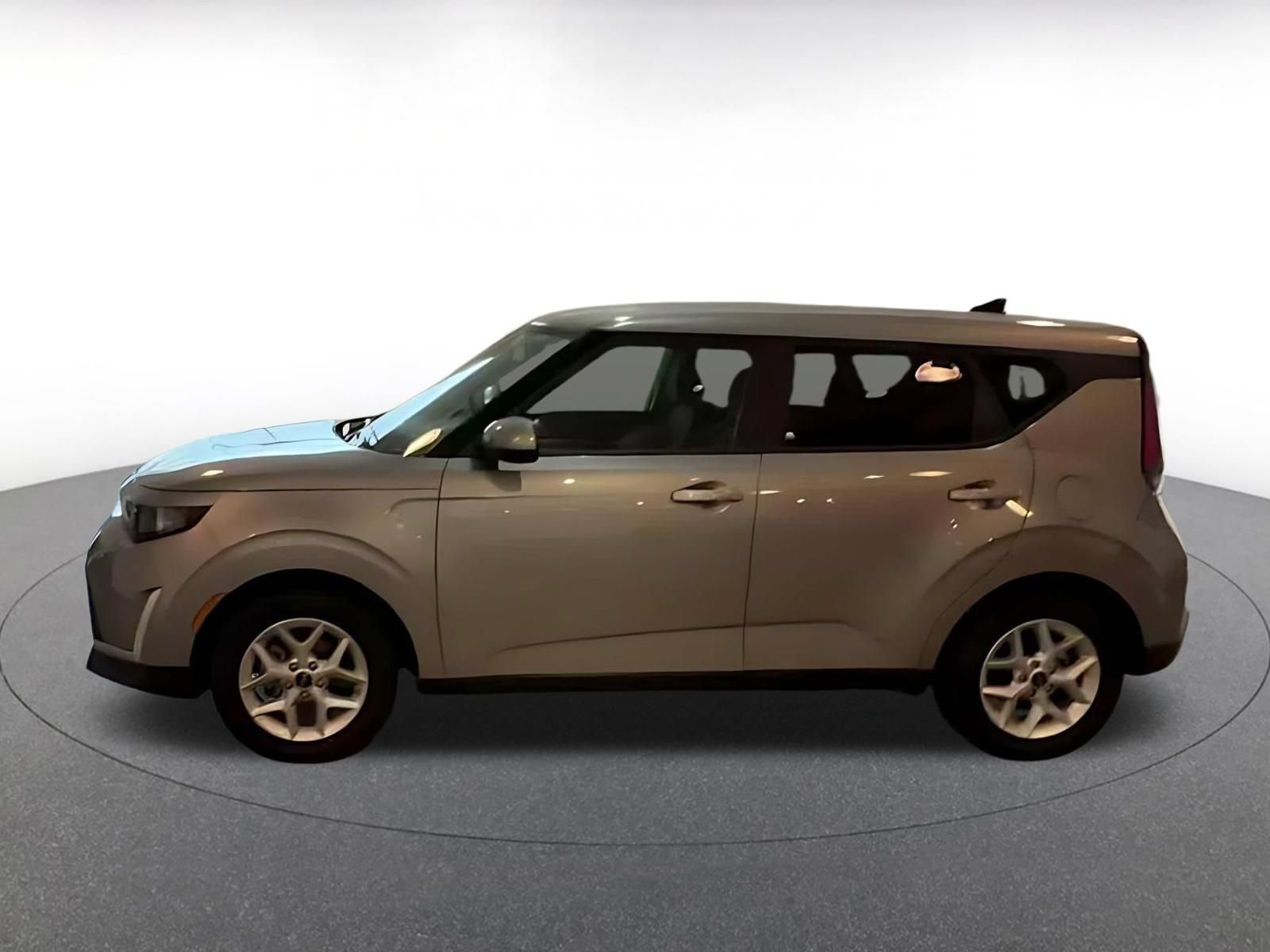 Used 2025 Kia Soul LX w/ LX Technology Package FWD image 7
