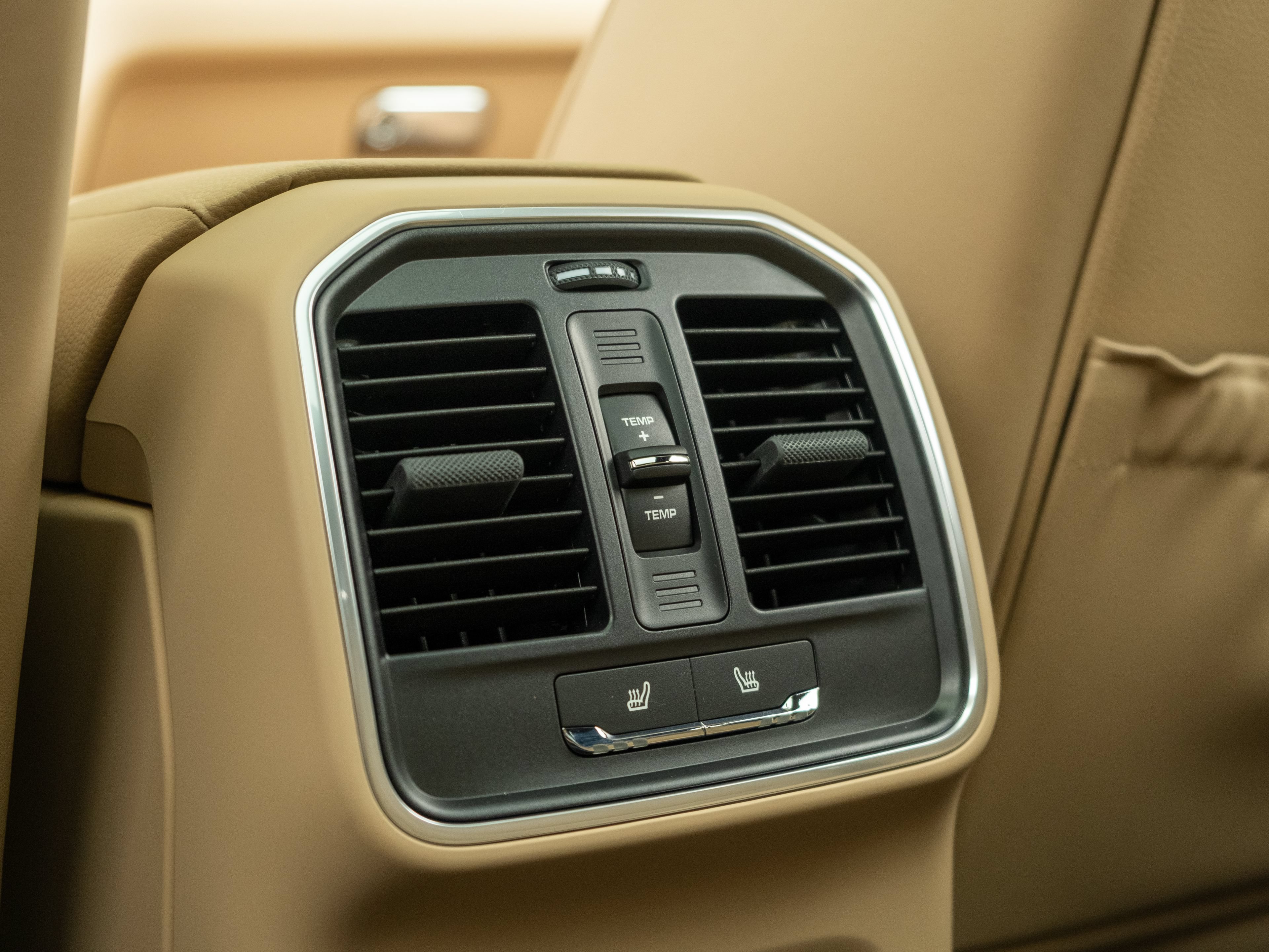 Certified 2023 Porsche Macan AWD/4WD image 36