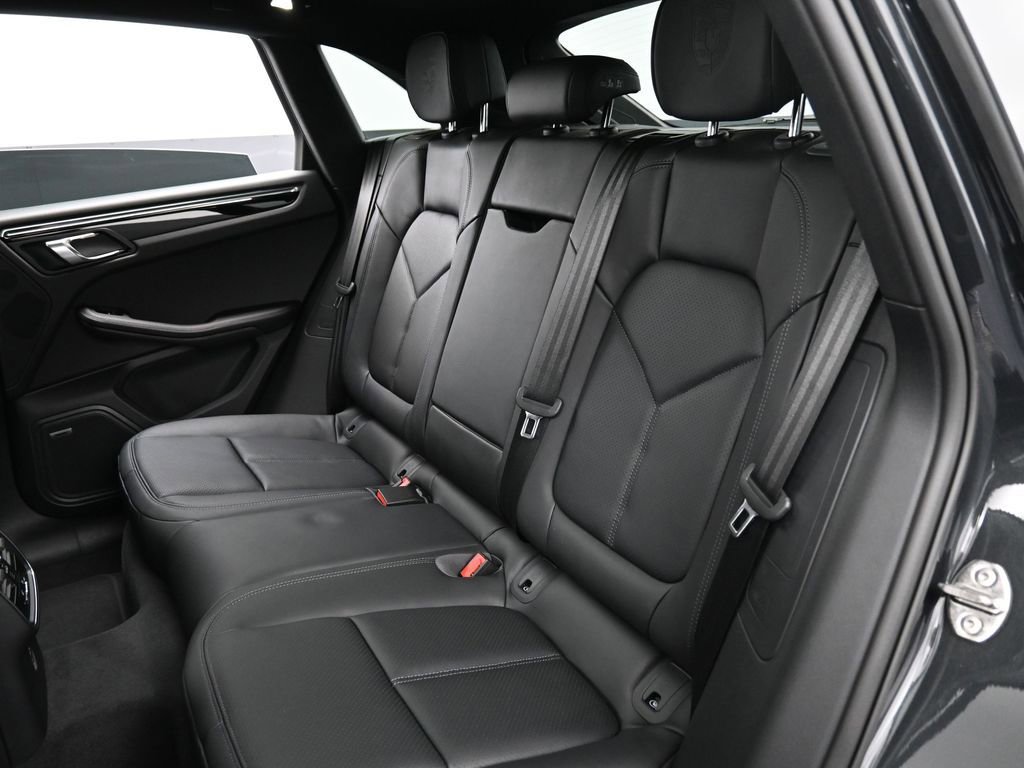 Certified 2025 Porsche Macan AWD/4WD image 24