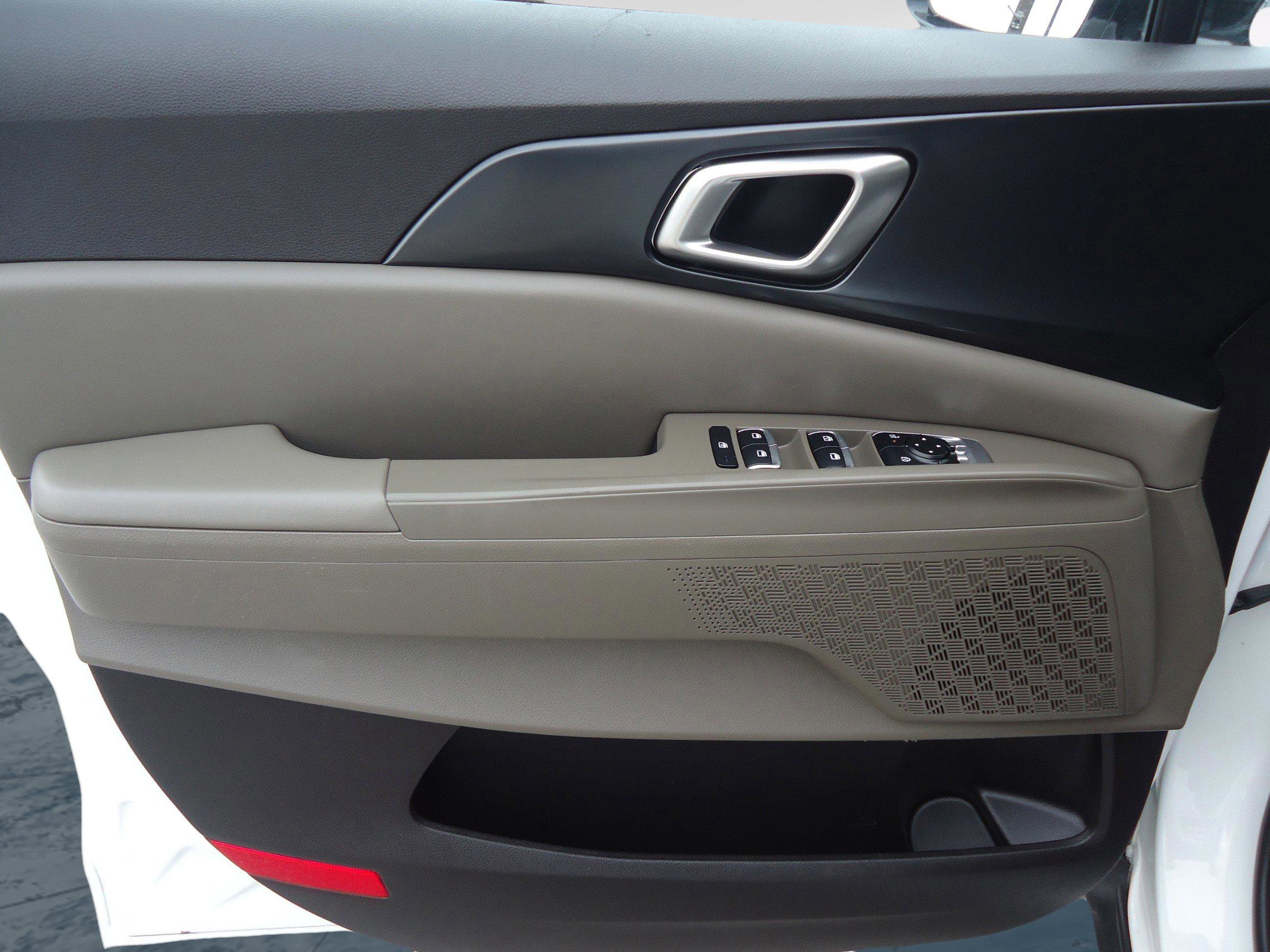 Used 2025 Kia Carnival FWD image 22