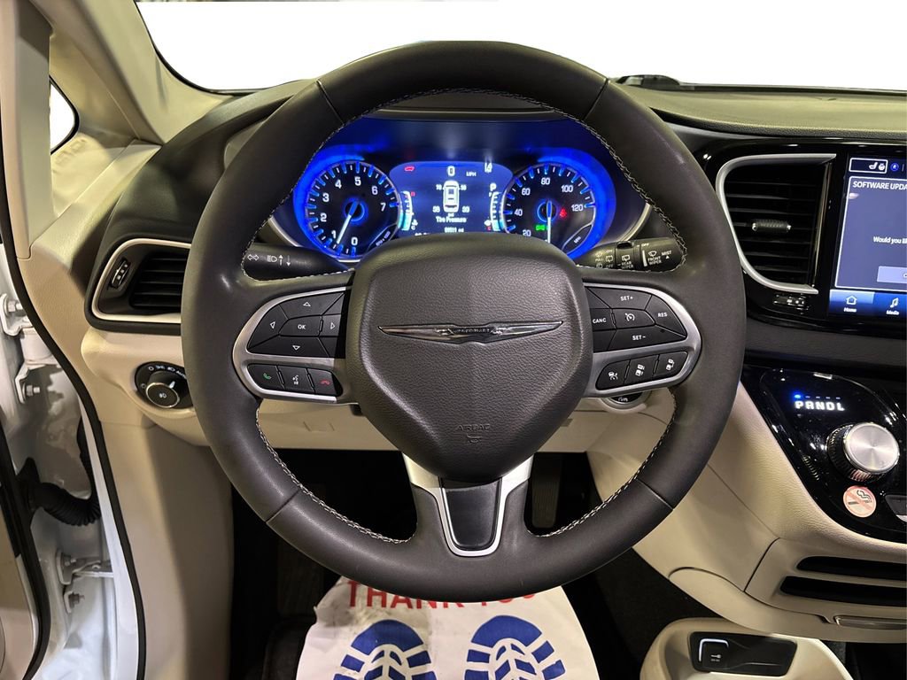 Used 2024 Chrysler Pacifica Touring-L image 27