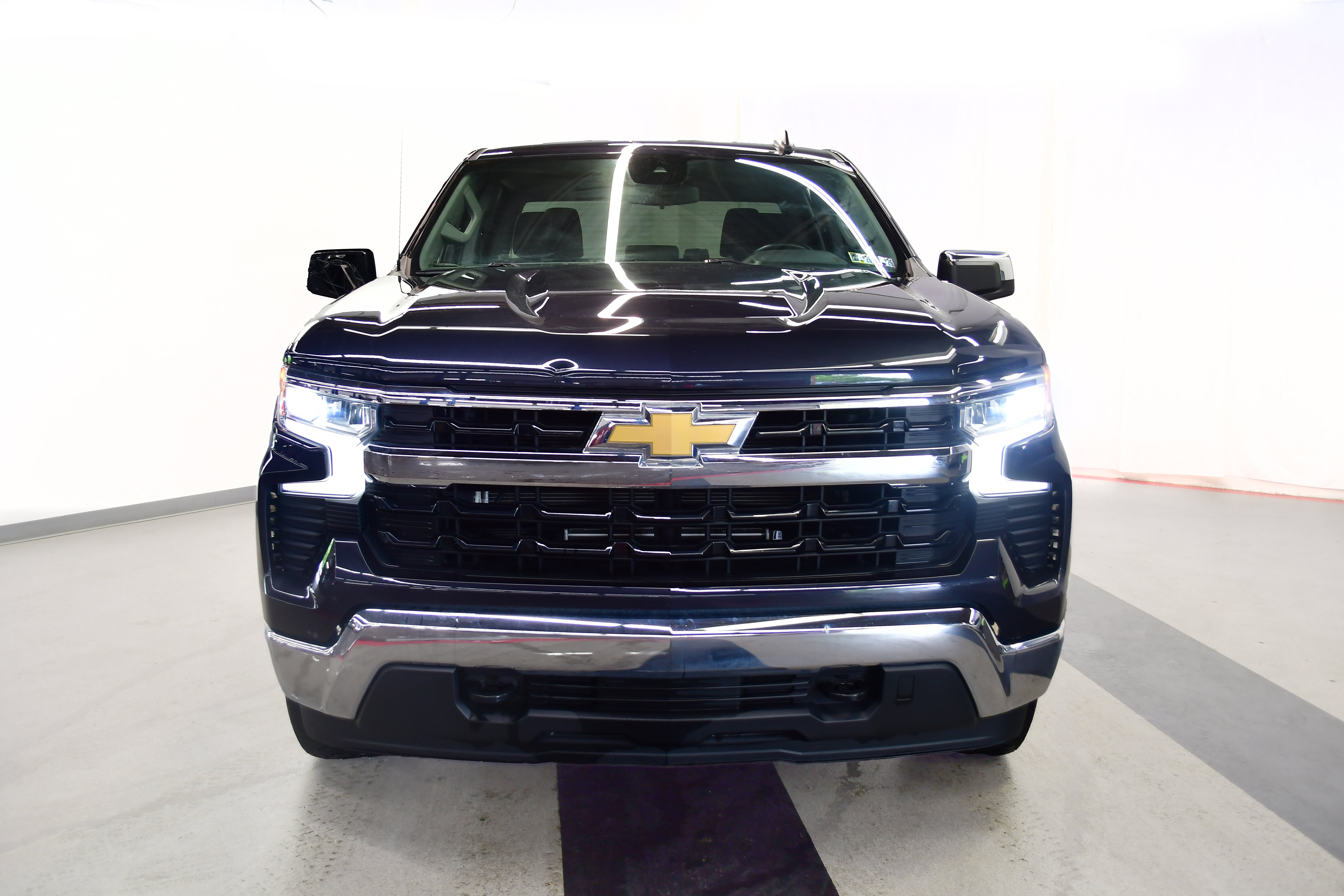 Used 2022 Chevrolet Silverado 1500 LT AWD/4WD image 3