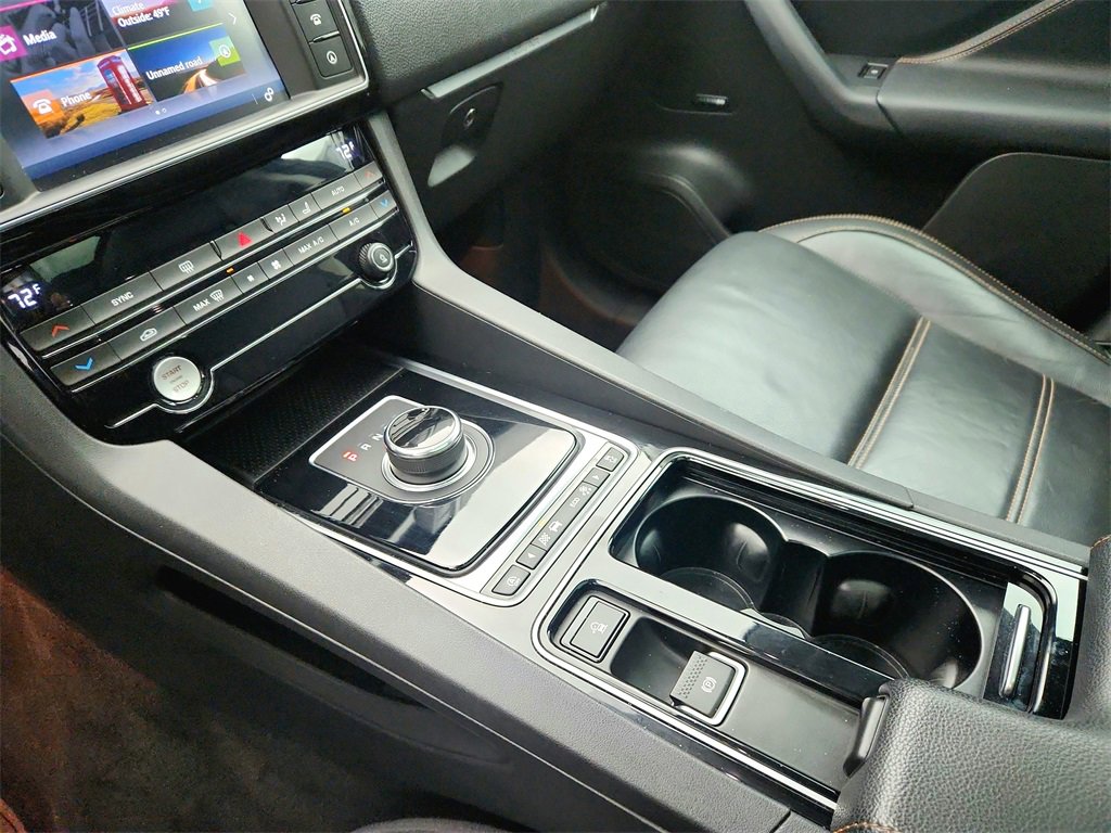 Used 2018 Jaguar F-PACE Prestige image 15