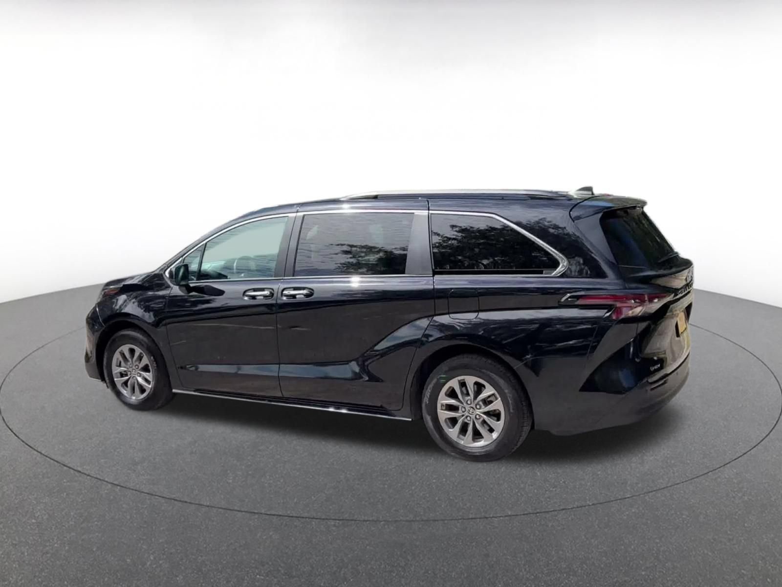 Used 2025 Toyota Sienna XLE FWD image 9