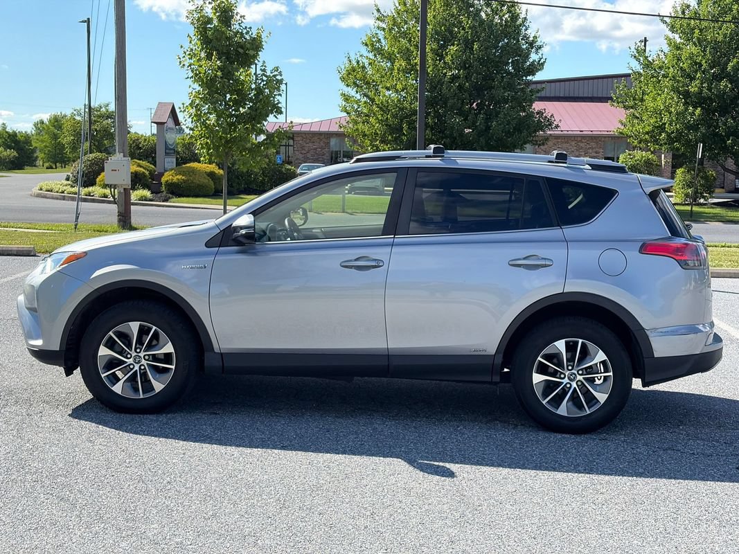 Used 2018 Toyota RAV4 XLE AWD/4WD image 5