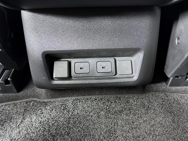 Used 2025 Land Rover Discovery Dynamic SE image 28