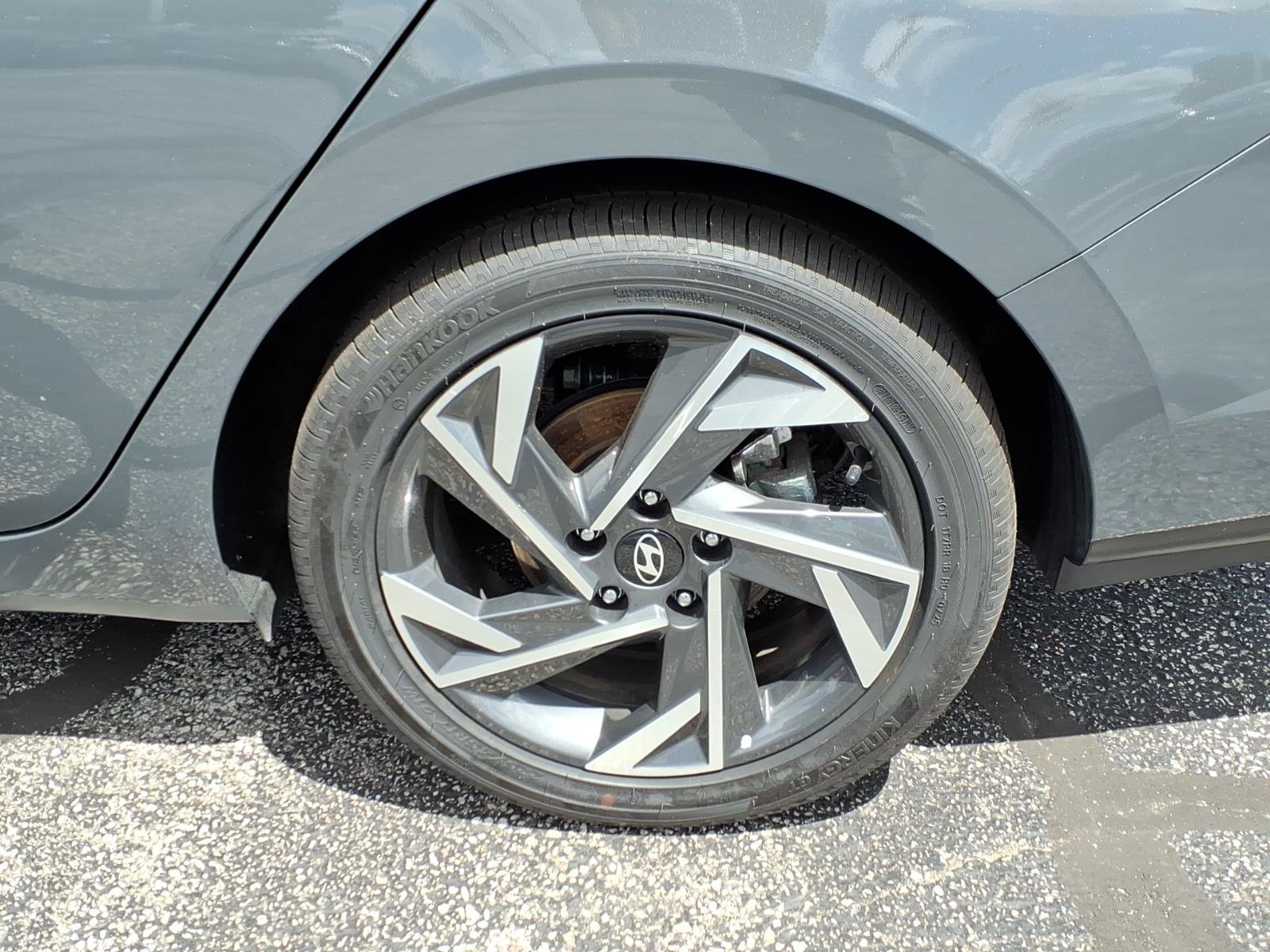 New 2025 Hyundai Elantra Limited FWD image 11