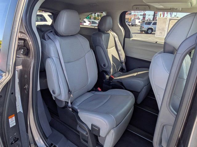 Used 2022 Toyota Sienna Limited image 7