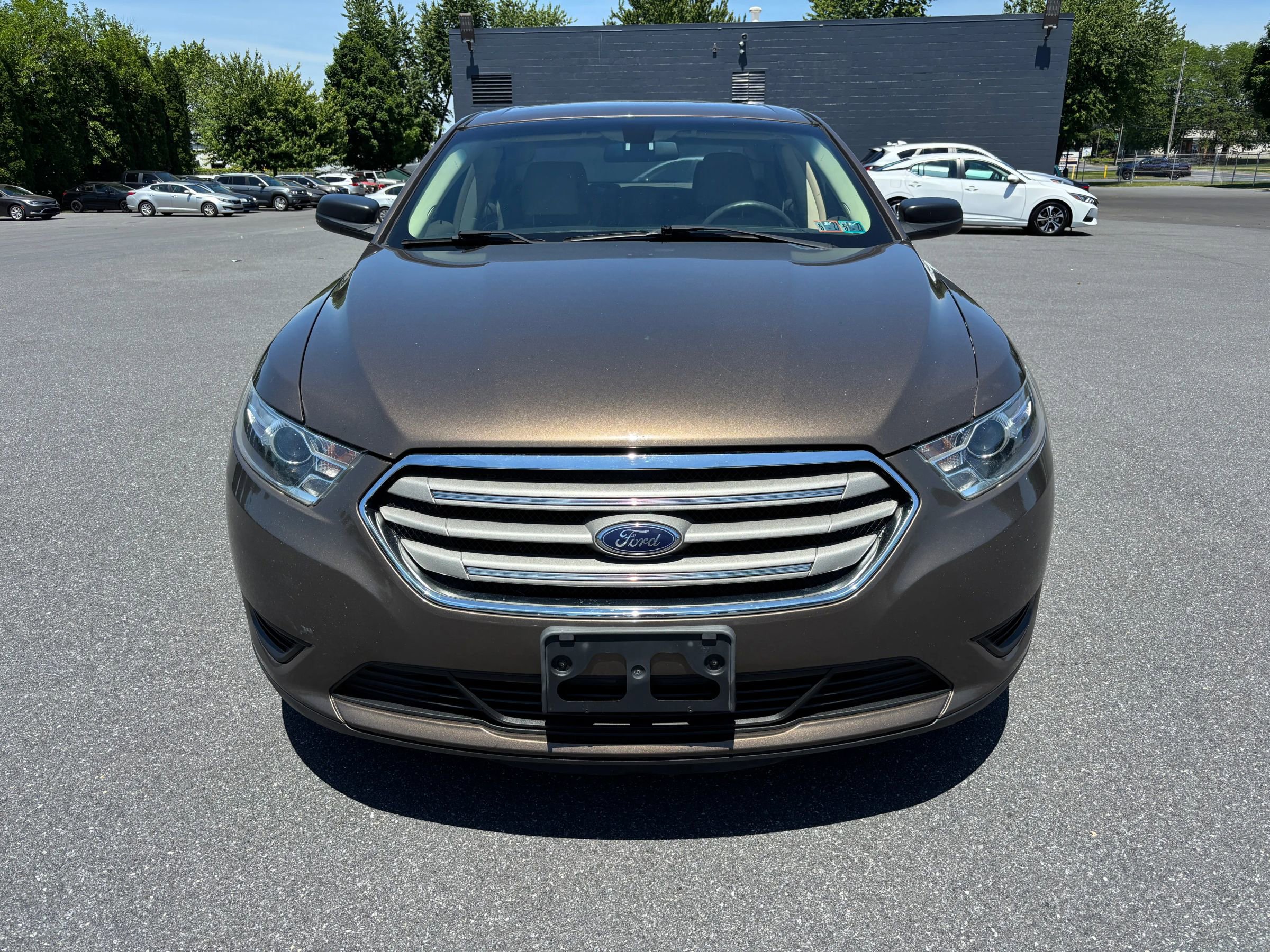 Used 2016 Ford Taurus SE FWD image 2