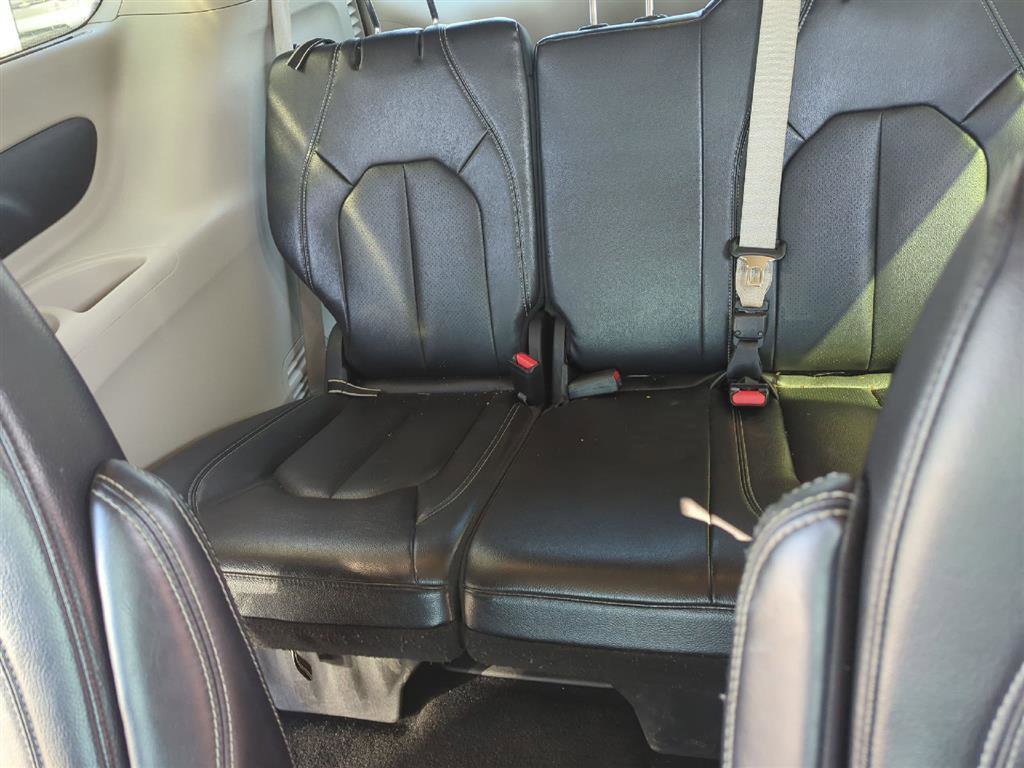 Used 2022 Chrysler Pacifica Touring-L image 10