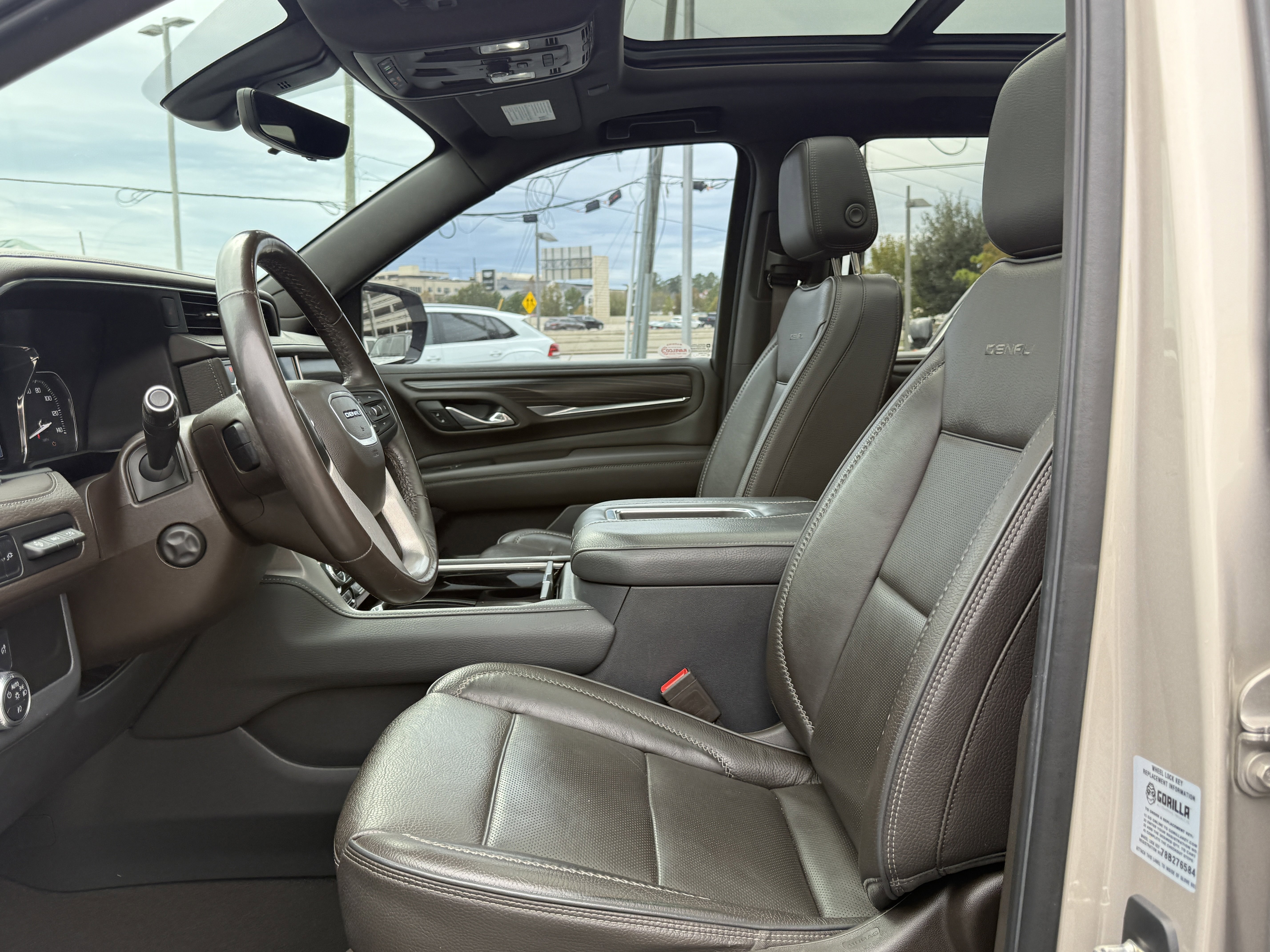 Used 2021 GMC Yukon XL Denali w/ Denali Premium Package image 12