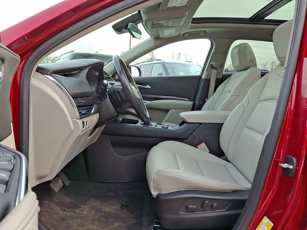 Used 2023 Cadillac XT4 Luxury w/ Cold Weather Package image 13