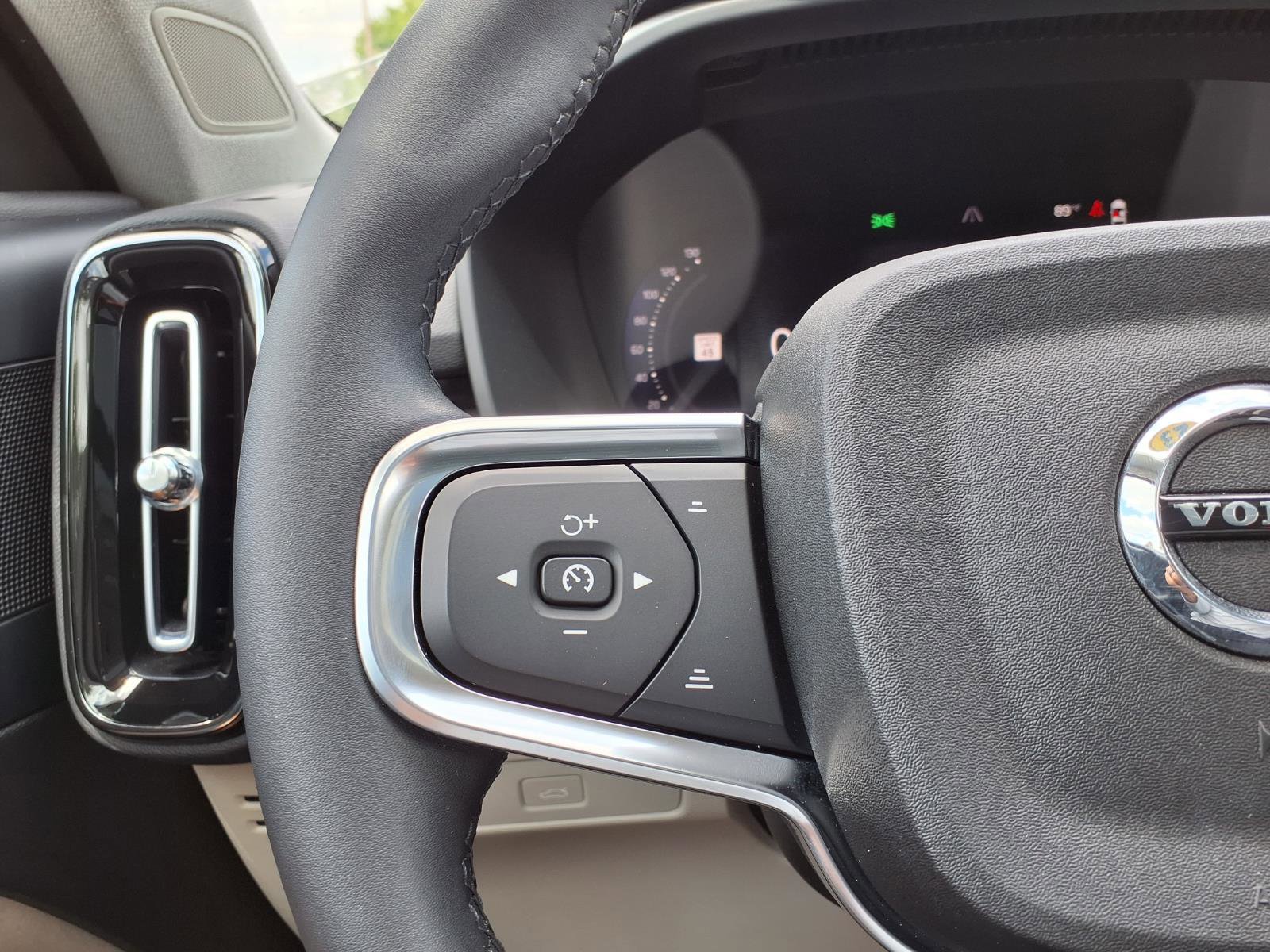 Certified 2023 Volvo XC40 B5 Plus w/ Driver Assist Package image 31