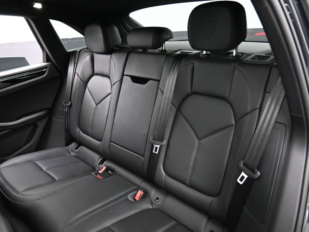 Certified 2025 Porsche Macan image 24