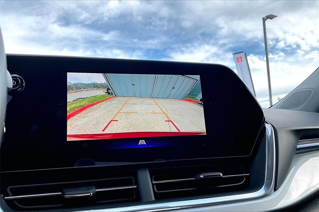 Used 2024 Chevrolet Trax LT w/ Sunroof Package image 14