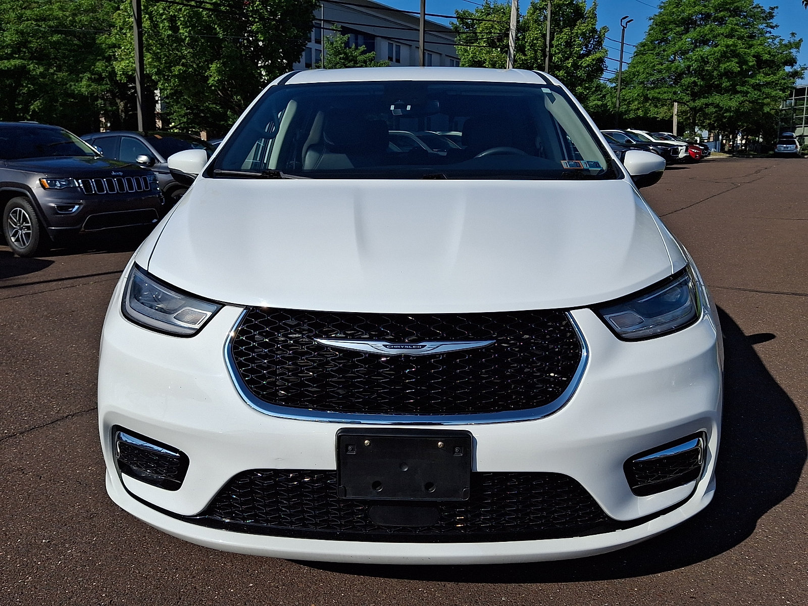 Used 2023 Chrysler Pacifica Touring-L FWD image 2