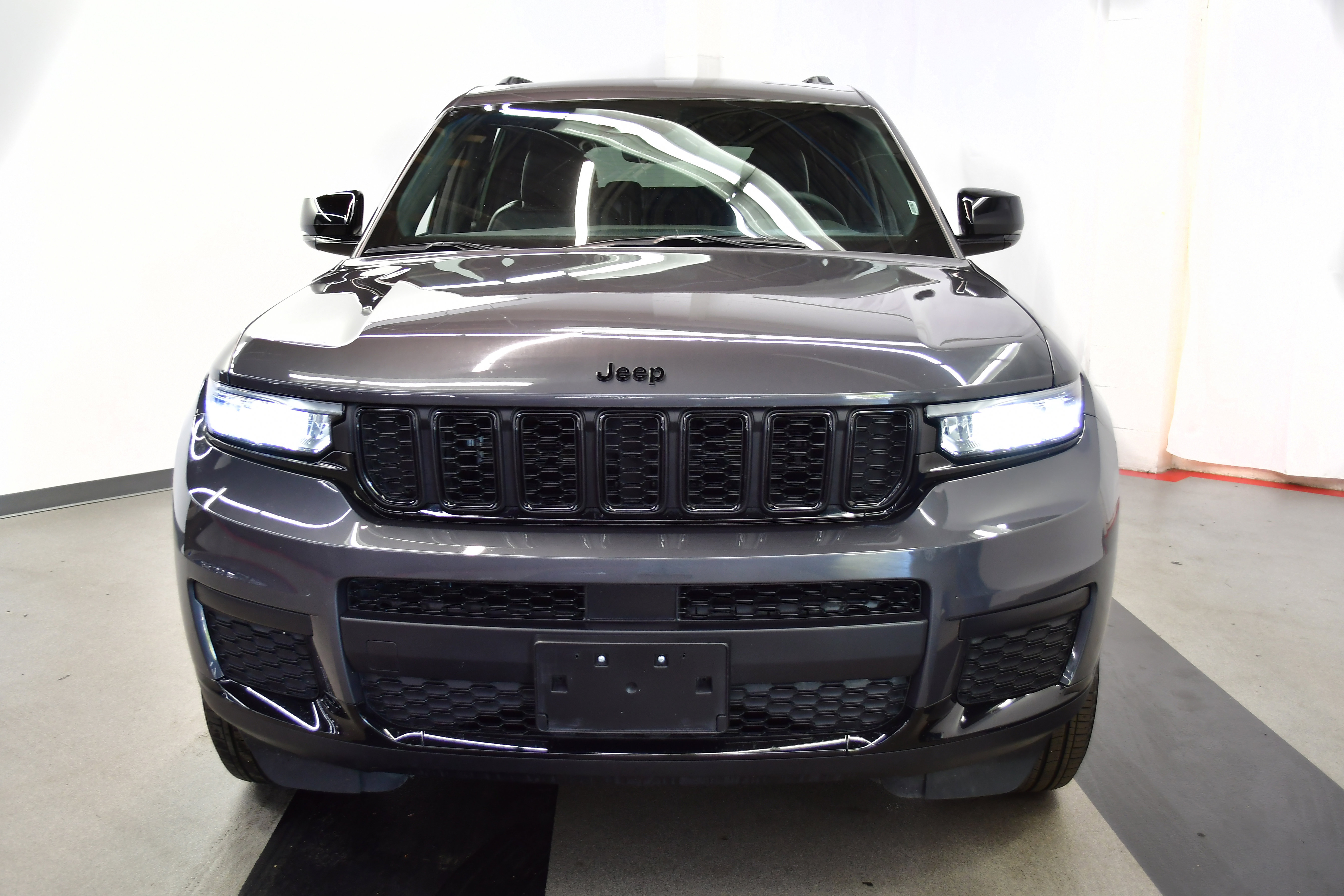 Used 2024 Jeep Grand Cherokee L Laredo image 3