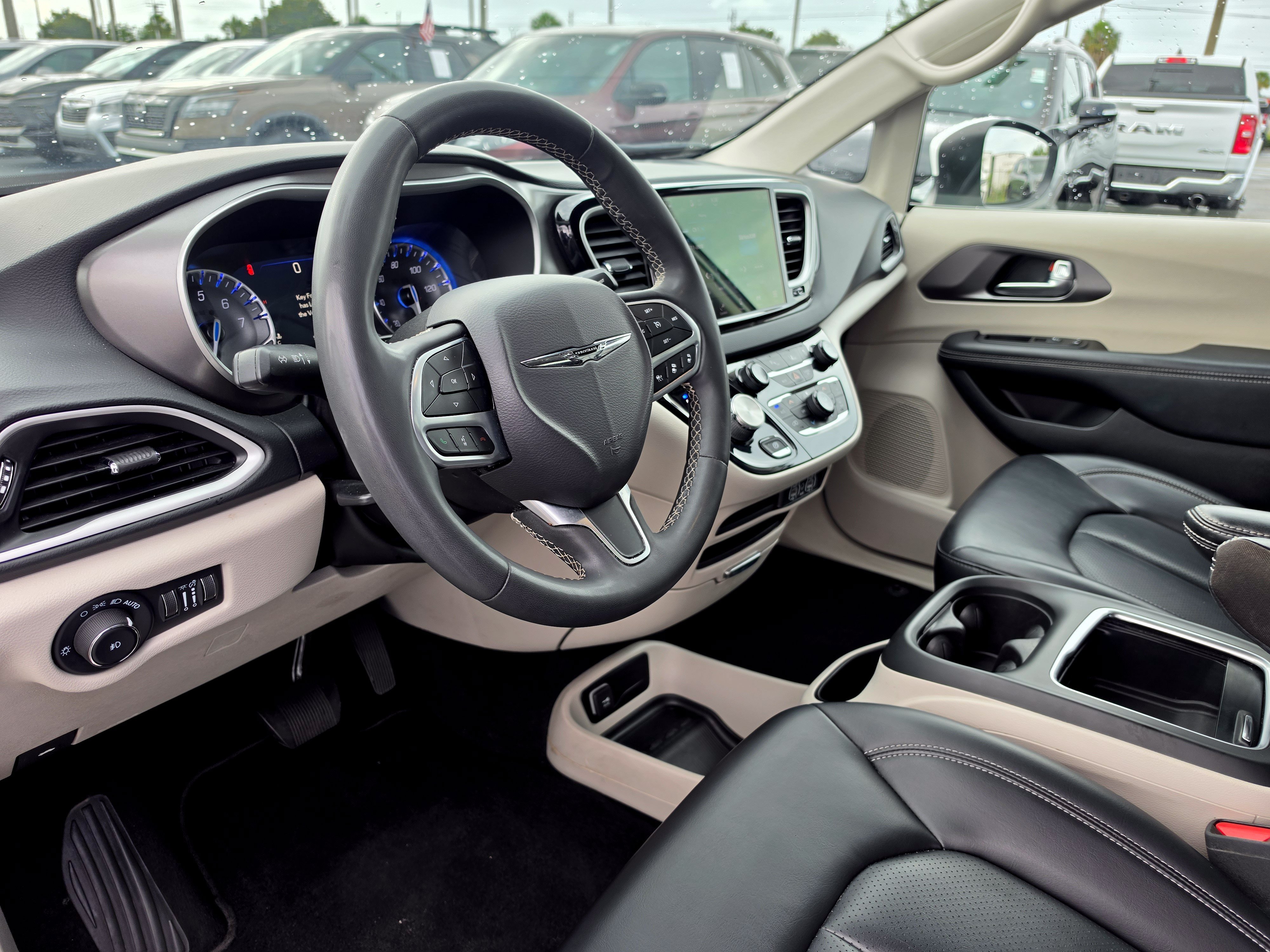Used 2023 Chrysler Pacifica Touring-L FWD image 14