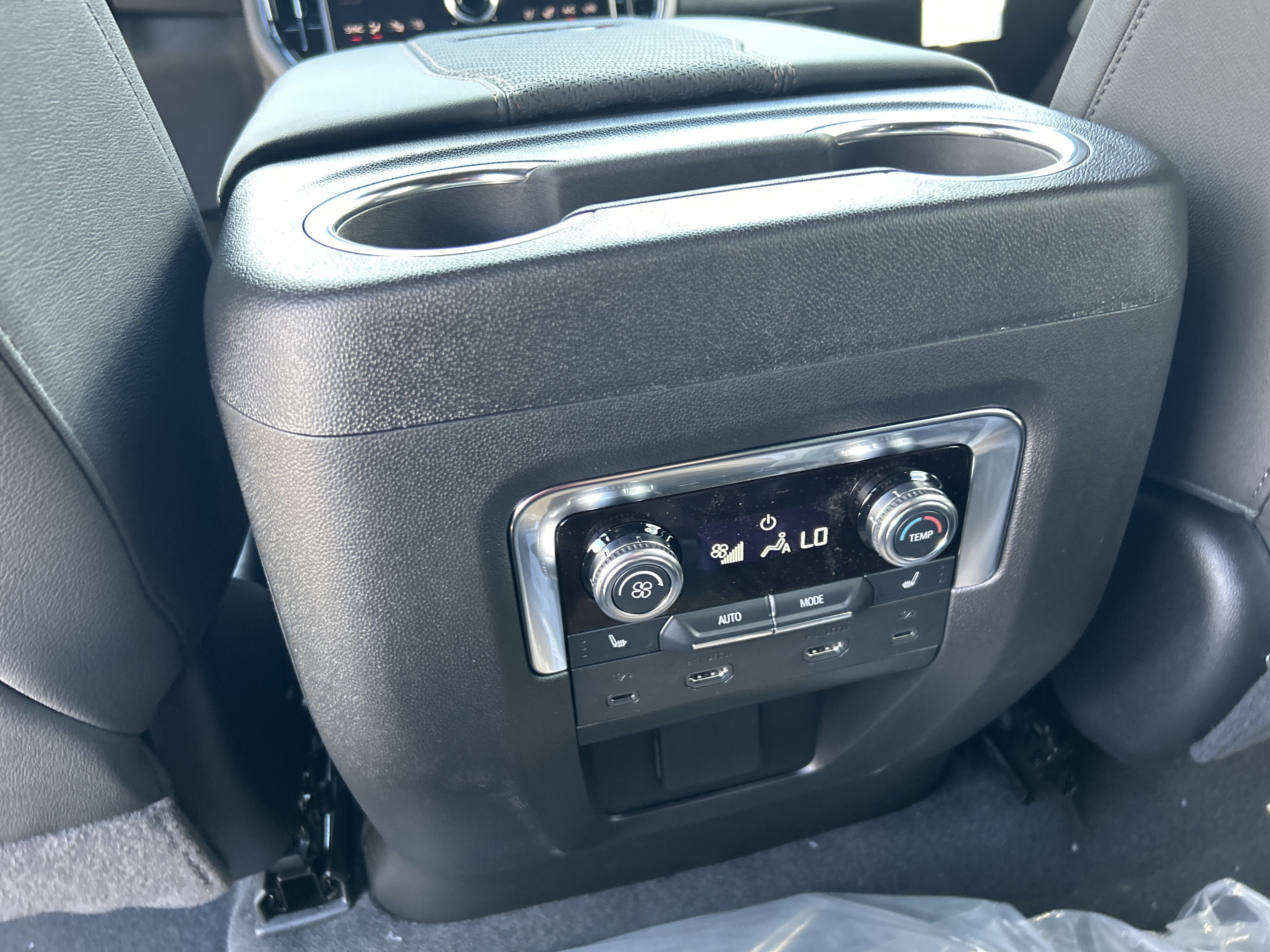 New 2026 GMC Yukon XL AT4 w/ AT4 Premium Plus Package AWD/4WD image 34