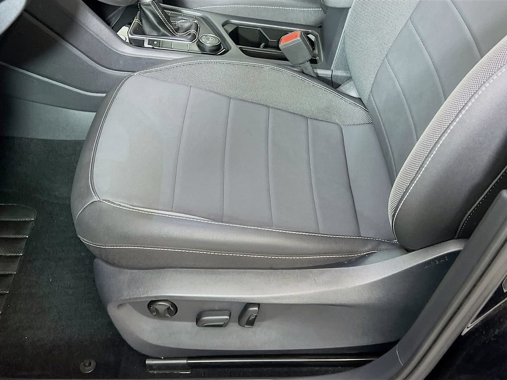 Used 2024 Volkswagen Taos SE w/ Panoramic Sunroof Package AWD/4WD image 25