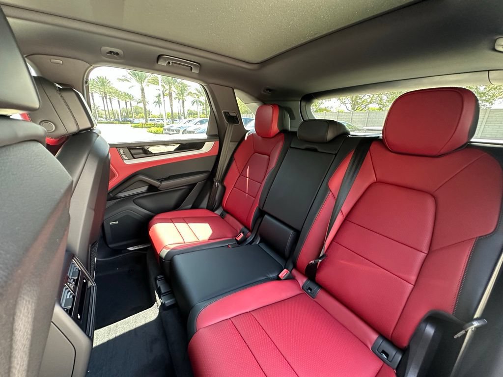 Certified 2025 Porsche Cayenne S AWD/4WD image 33