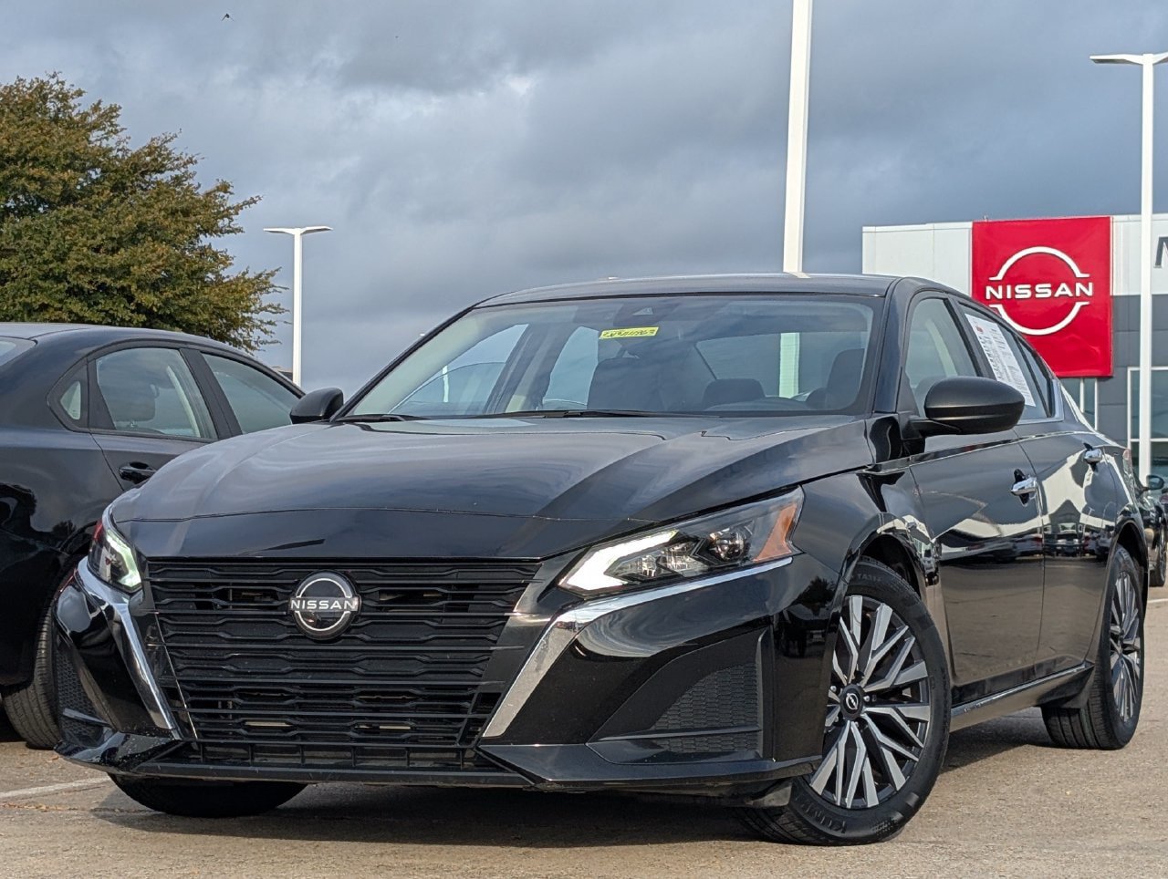 Used 2025 Nissan Altima 2.5 SV FWD image 2