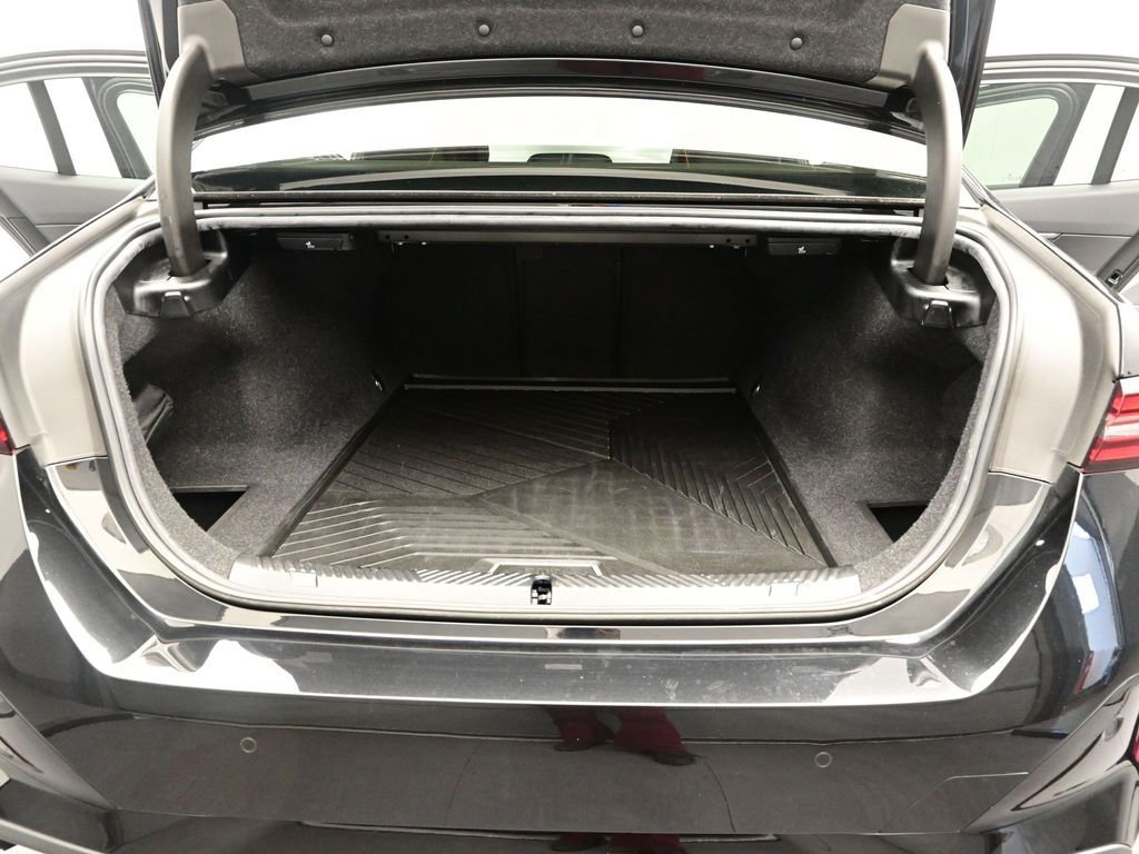 Used 2024 BMW i5 eDrive40i w/ M Sport Package image 11