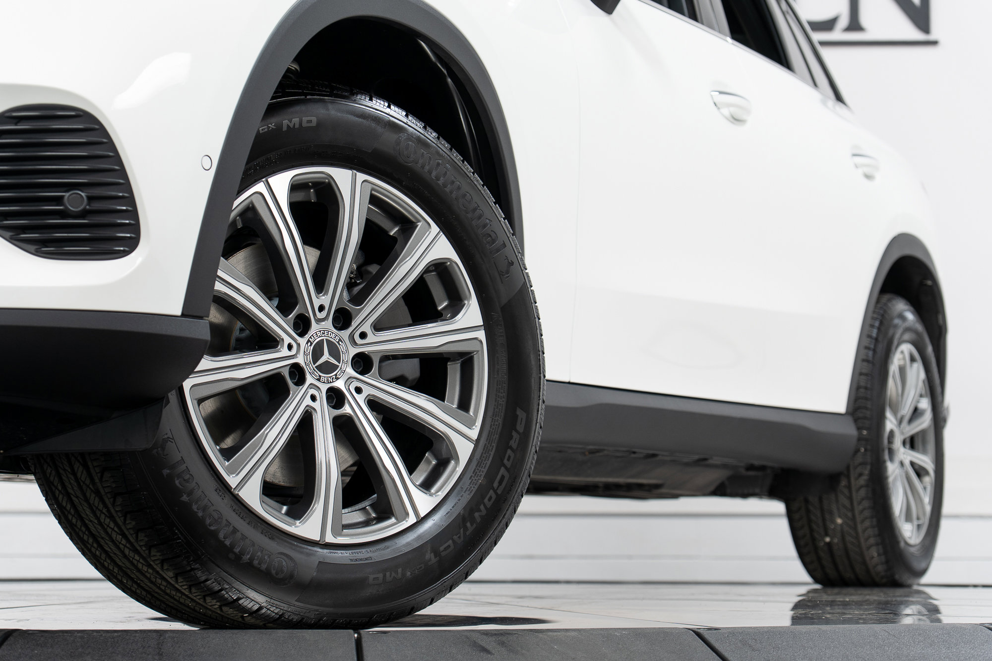 Used 2025 Mercedes-Benz GLC 300 4MATIC image 27