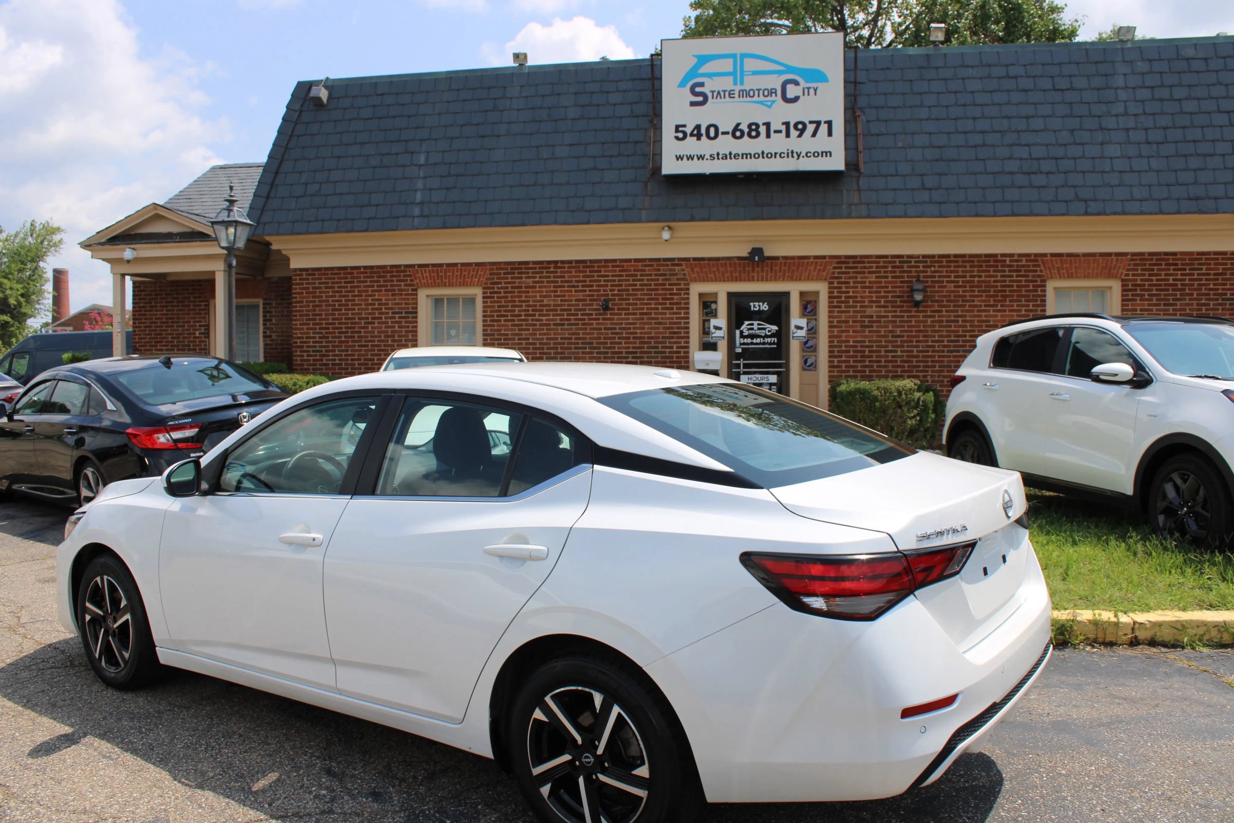 Used 2024 Nissan Sentra SV FWD image 3