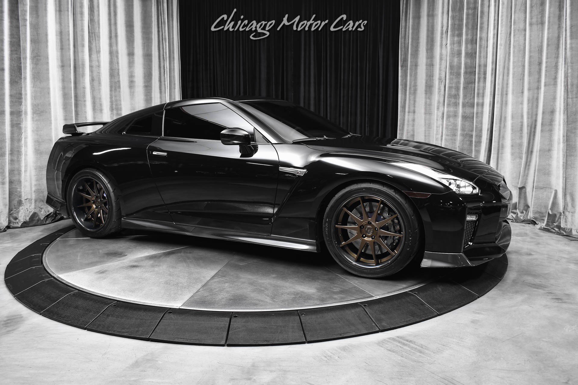 Used 2017 Nissan GT-R Premium w/ Premium Interior Package AWD/4WD image 6