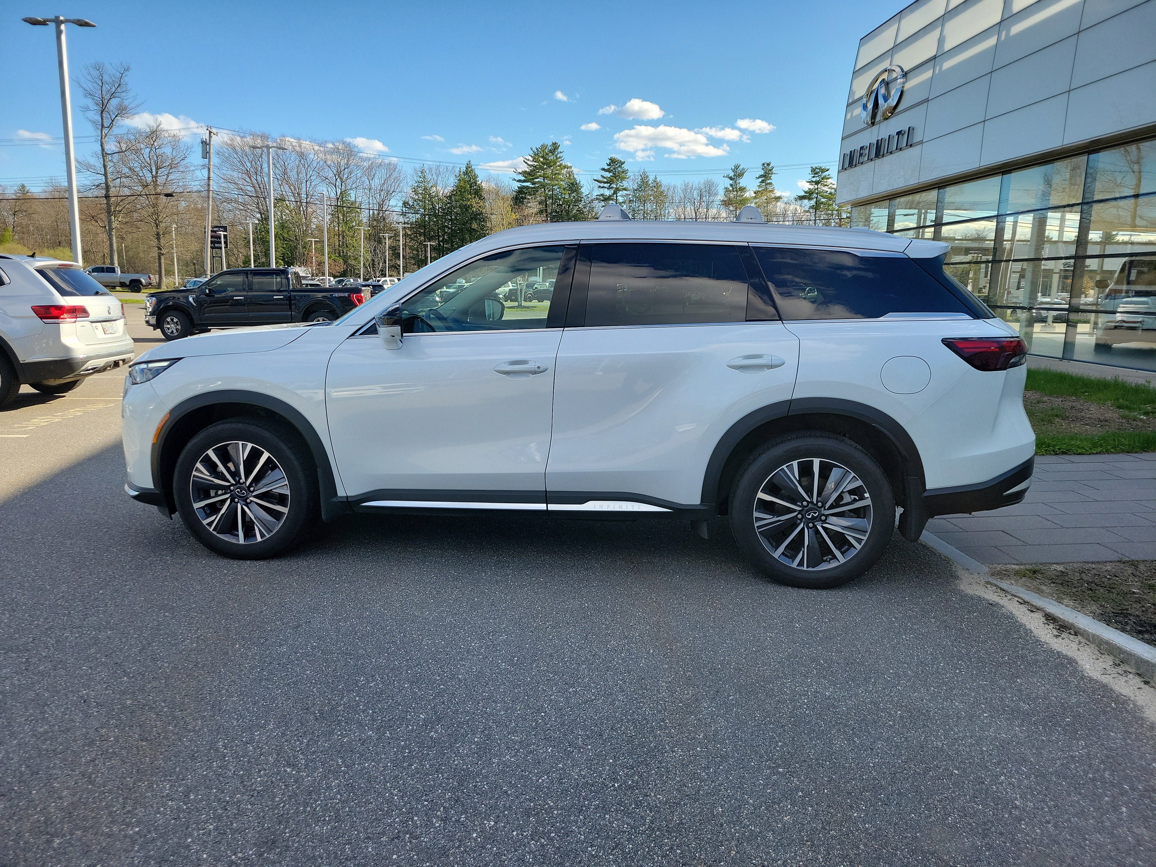 Used 2026 INFINITI QX60 Luxe w/ Cargo Package AWD/4WD image 2